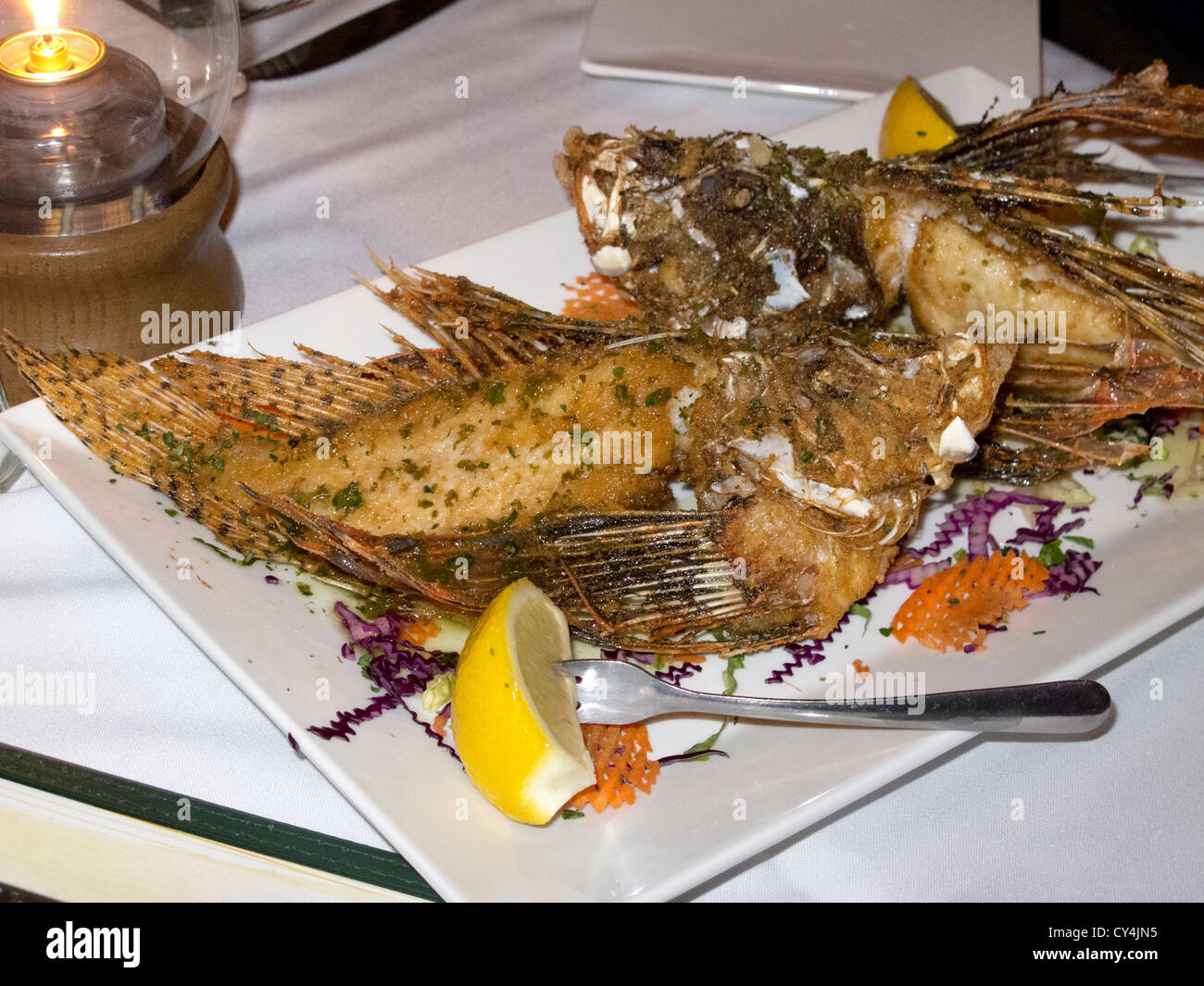 Assiette de poisson-papillon est servi Banque D'Images