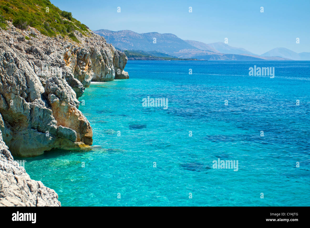 Rocky côte Adriatique avec des eaux claires. Banque D'Images