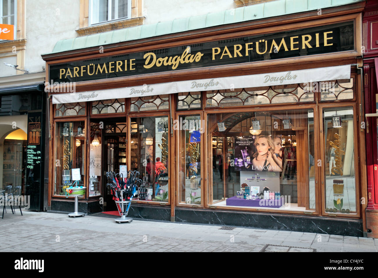 La parfumerie Douglas à Vienne, Autriche. Banque D'Images