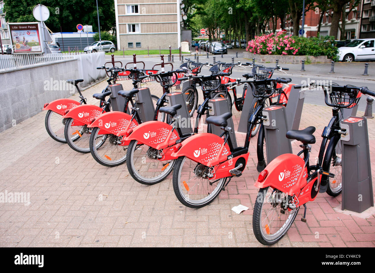 Des vélos de location près de Parc Jean-Baptiste Lebas à Lille France Photo  Stock - Alamy