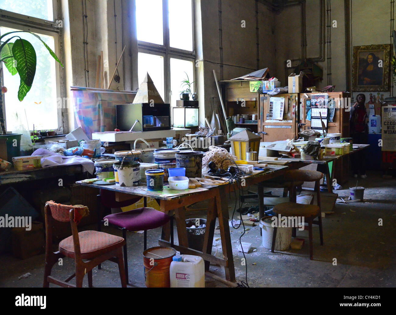 Atelier art studio theatre mess table méli le désordre Banque D'Images