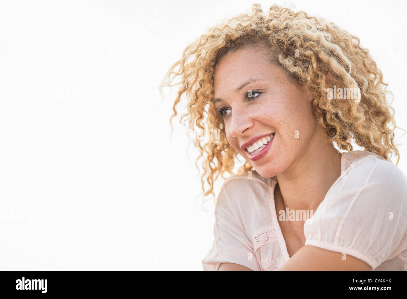 USA, New Jersey, Jersey City, Portrait of smiling young woman Banque D'Images