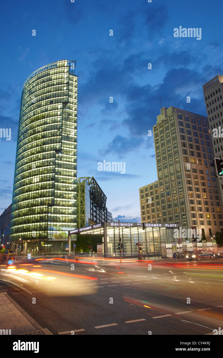 Les bâtiments modernes de la Potsdamer Platz et du trafic nocturne, Berlin Banque D'Images