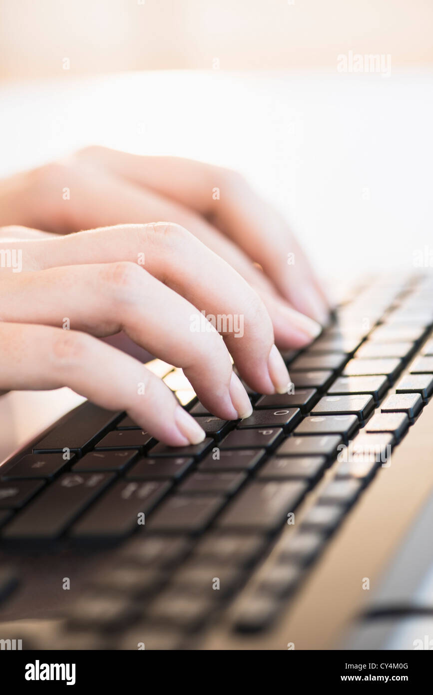 USA, New Jersey, Jersey City, Close up of woman's hands typing on computer keyboard Banque D'Images