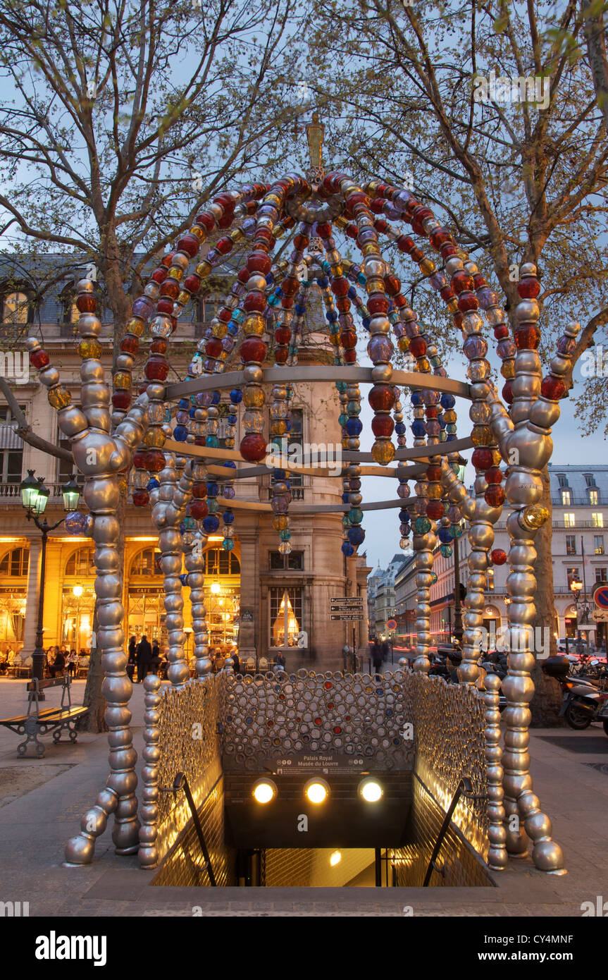 Kiosque des Noctambules (Nightwalkers) : Une entrée de la moderne idiosyncrasiques Paris Métro à la place Colette, conçu par jean-michel Othoniel. La France. Banque D'Images