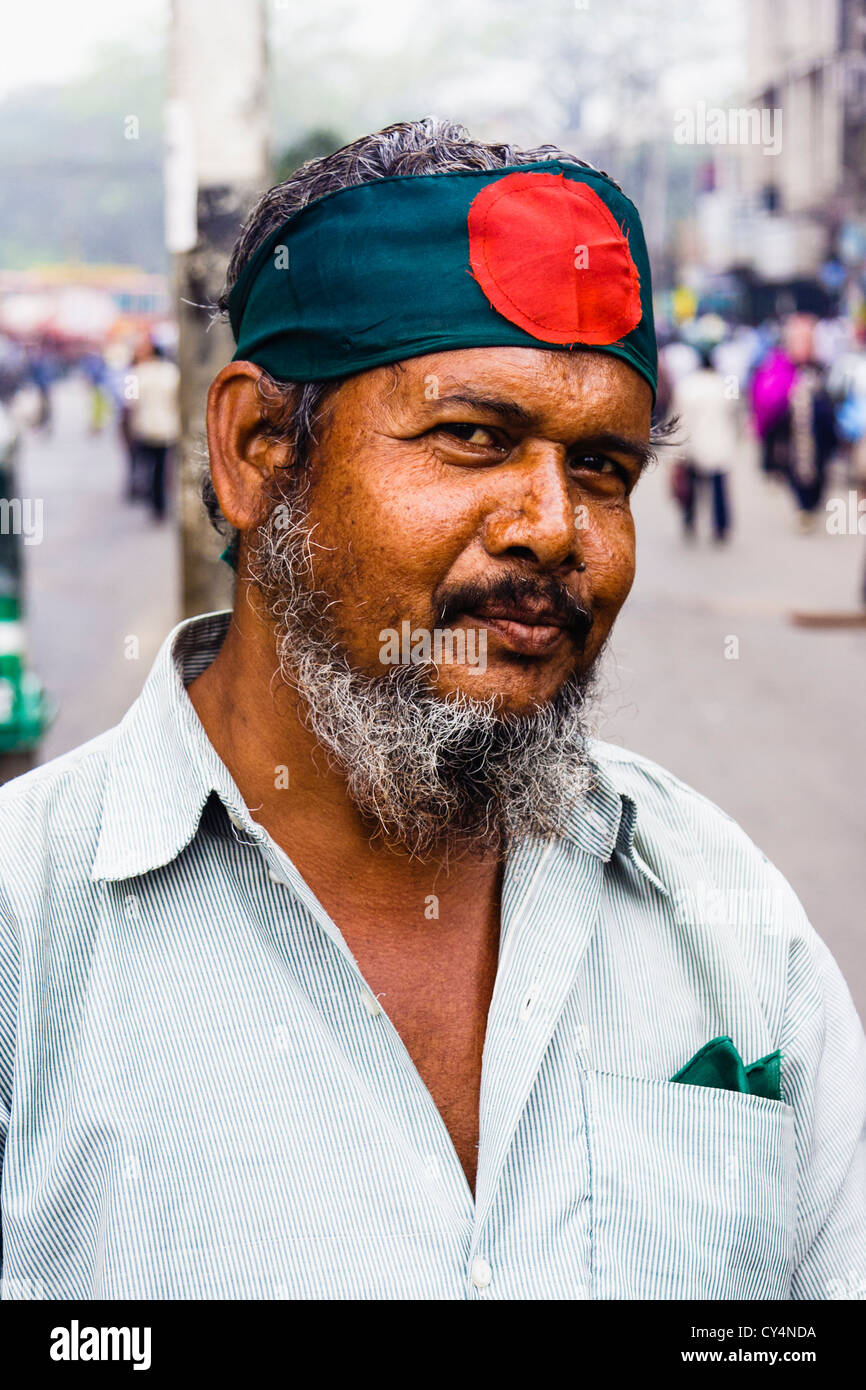 Portrait d'homme barbu d'âge moyen du Bangladesh avec flag sur son front. Dhaka, Bangladesh Banque D'Images