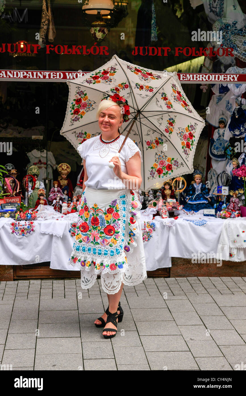 Femme en vêtements traditionnels hongrois touts pour les entreprises Banque D'Images