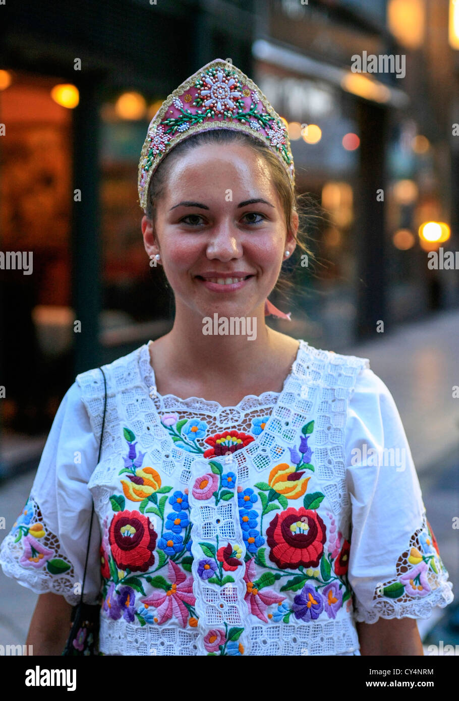 Jeune fille en robe traditionnelle hongroise à Budapest Banque D'Images