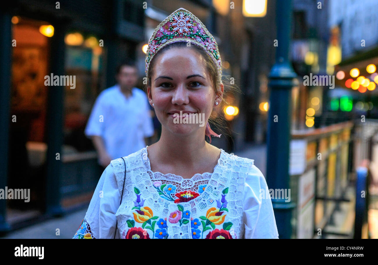 Jeune fille en robe traditionnelle hongroise à Budapest Banque D'Images
