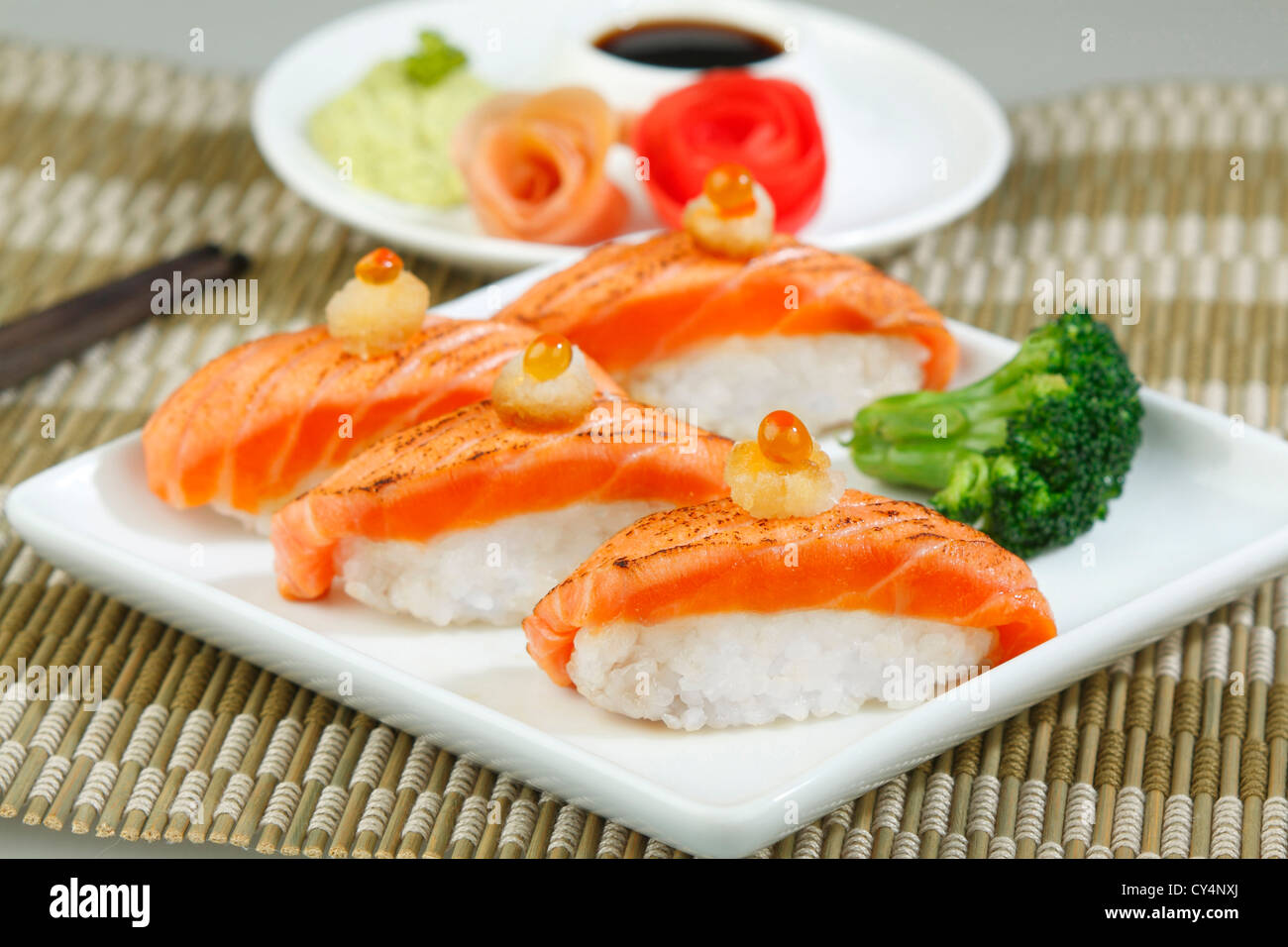 Maki saumon shushi la nourriture japonaise Banque D'Images