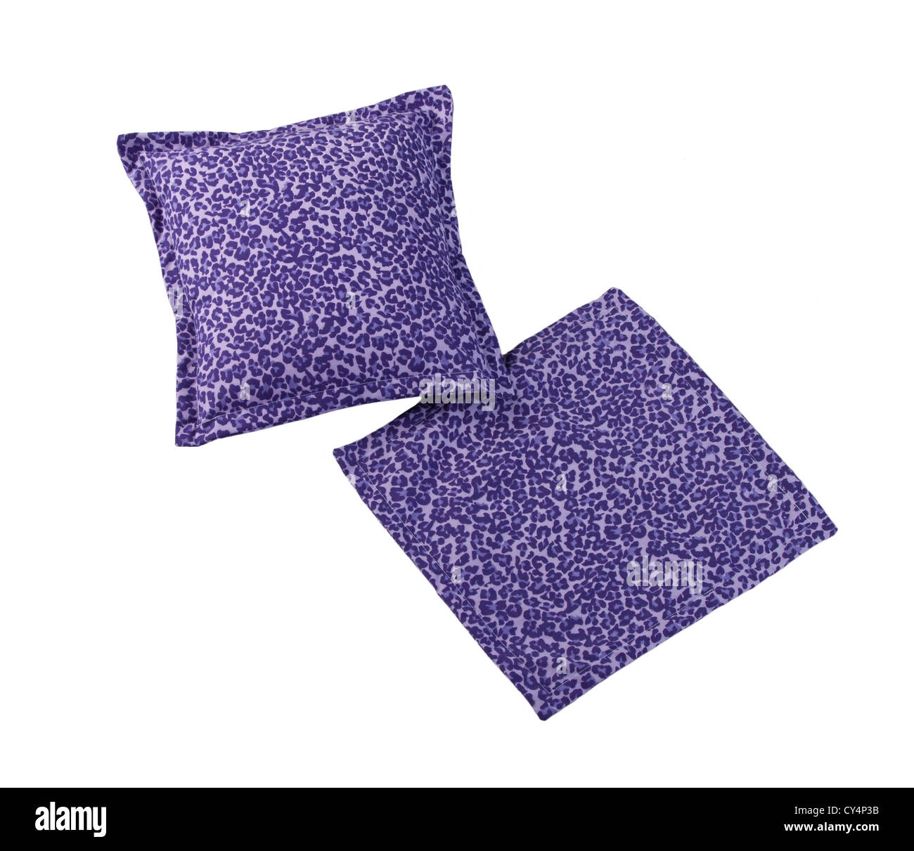 Magnifique coussin oreiller violet sur blanc Banque D'Images