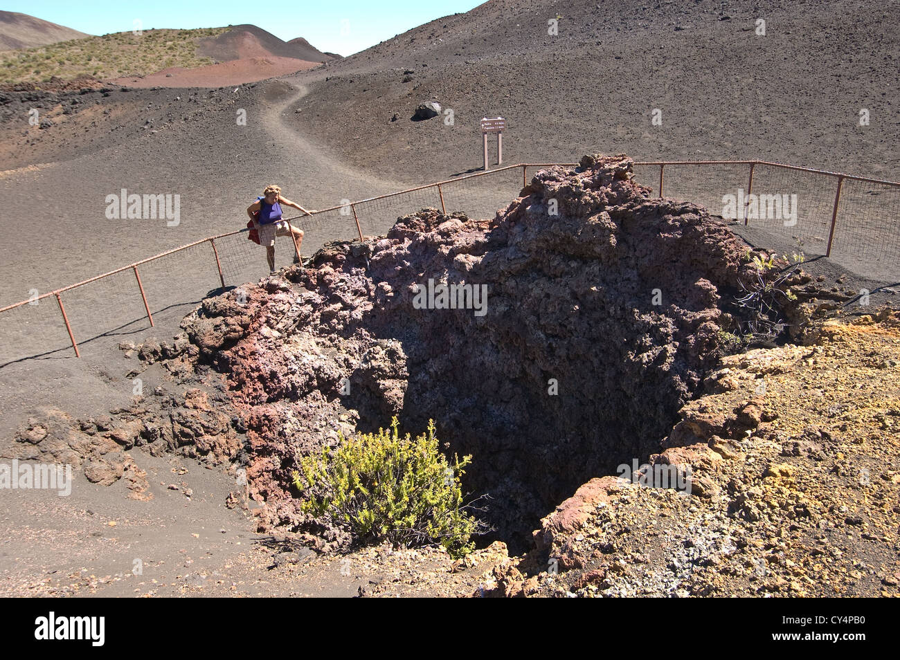 Elk284-4979 Hawaii, Maui, Parc National de Haleakala Crater, intérieur, Kawilinau crater, modèle randonneur parution Banque D'Images