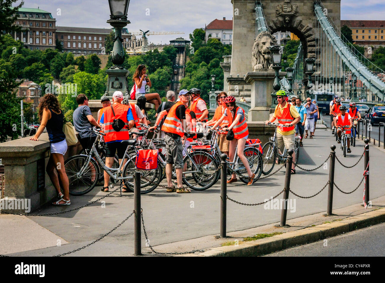 Un groupe de cyclistes à Budapest qui portaient tous des vestes orange Hi-Vis Banque D'Images