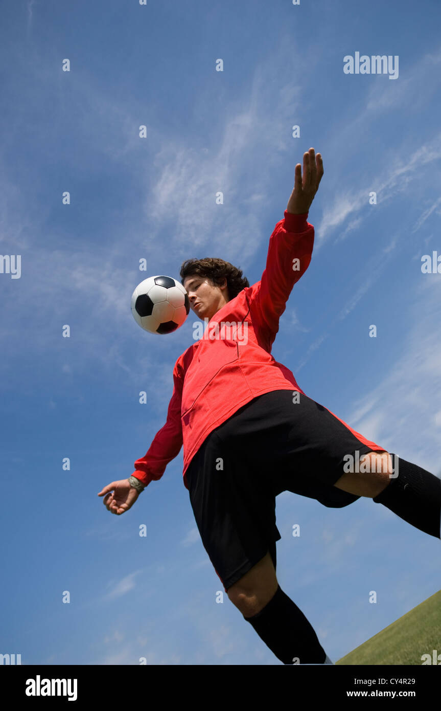 Joueur de football soccer - balle de contrôle Banque D'Images