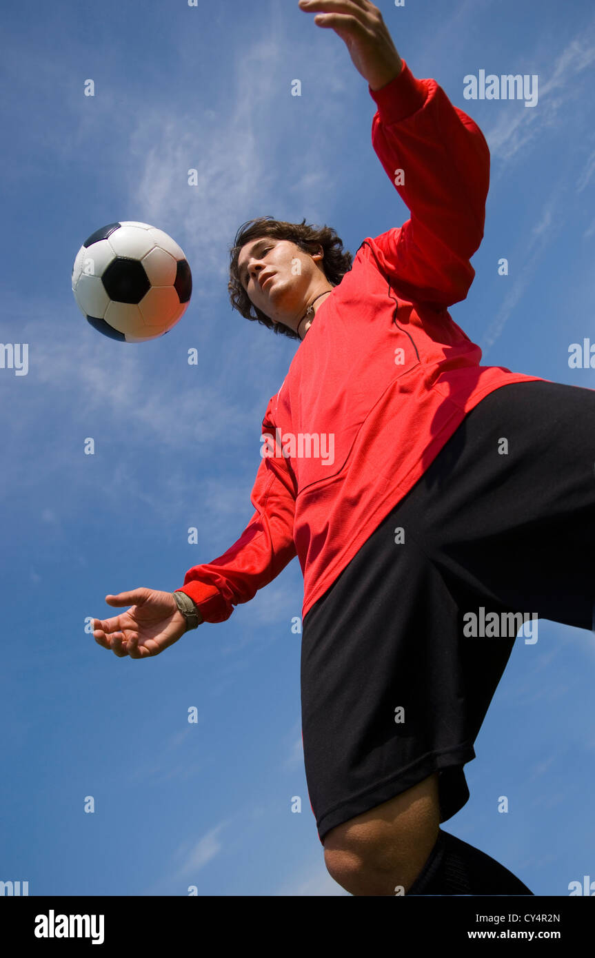 Joueur de football soccer - balle de contrôle Banque D'Images