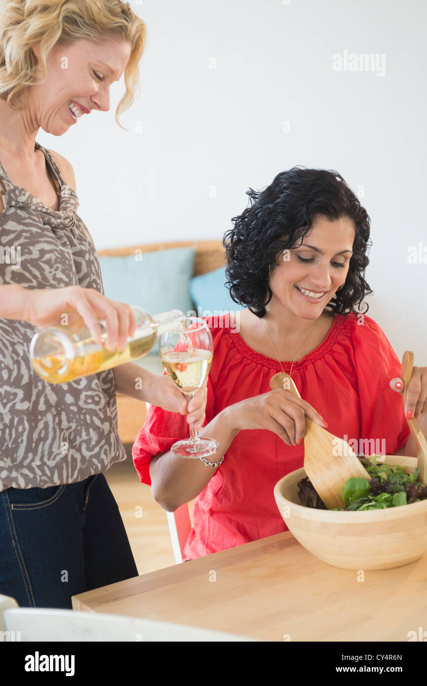 USA, New Jersey, Jersey City, Female friends preparing salad Banque D'Images