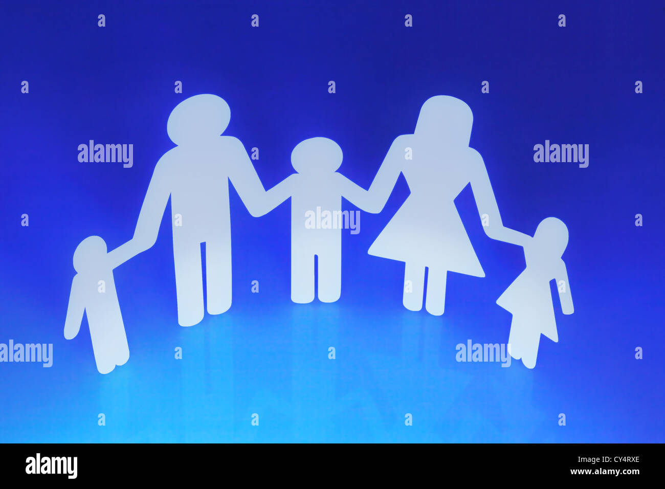 Chaîne du papier Family Holding Hands on Blue background Banque D'Images