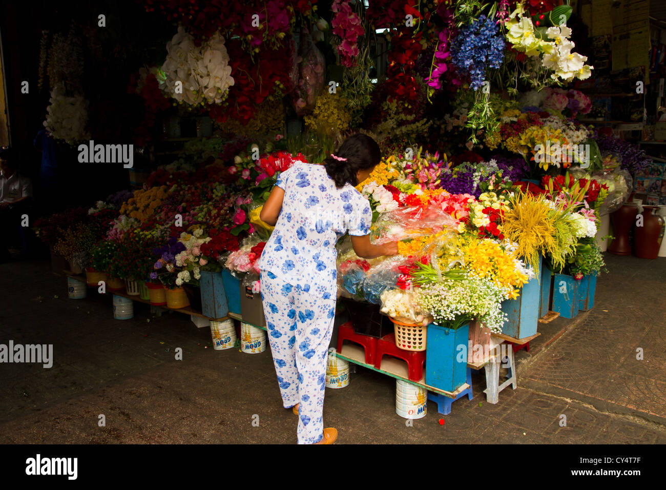 Marchande de fleurs au marché Ben Thanh à Hô Chi Minh Ville au Vietnam. Banque D'Images
