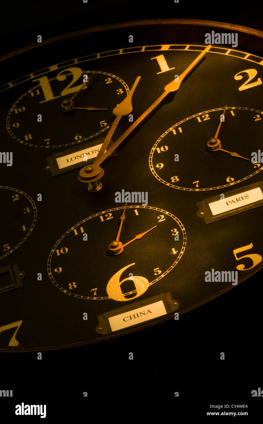 Vintage horloge avec de multiples visages illustrant le temps dans différentes parties du monde la lumière peint avec lampe de poche. Banque D'Images