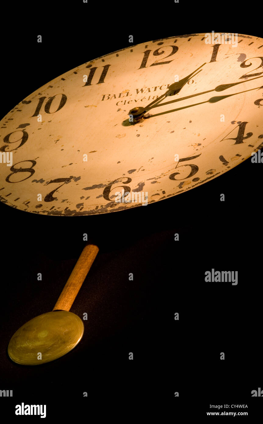 Une grande horloge et pendule sur fond noir Banque D'Images