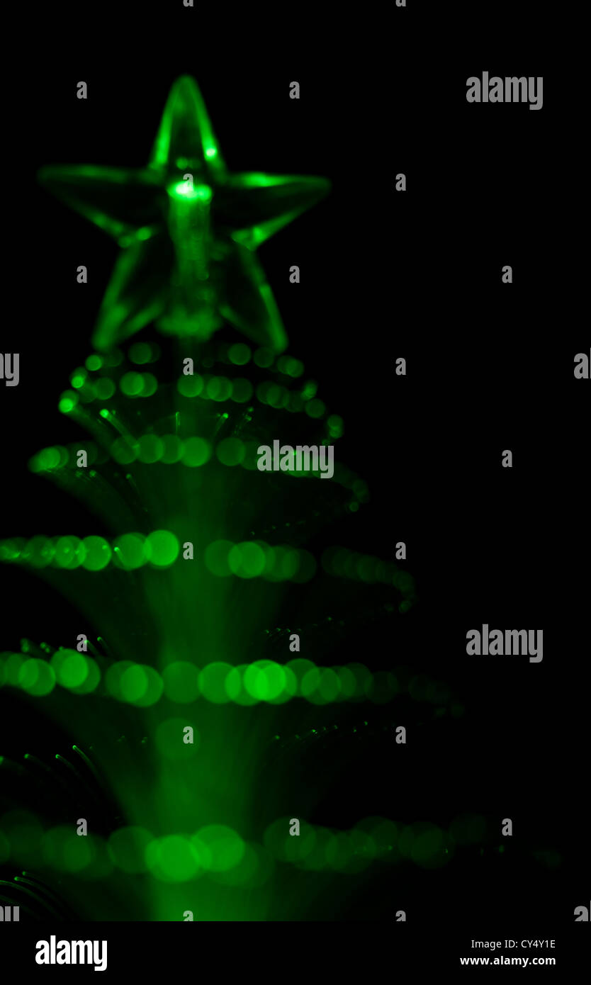 Fibre optique vert lumière de l'arbre de Noël sur fond noir Banque D'Images