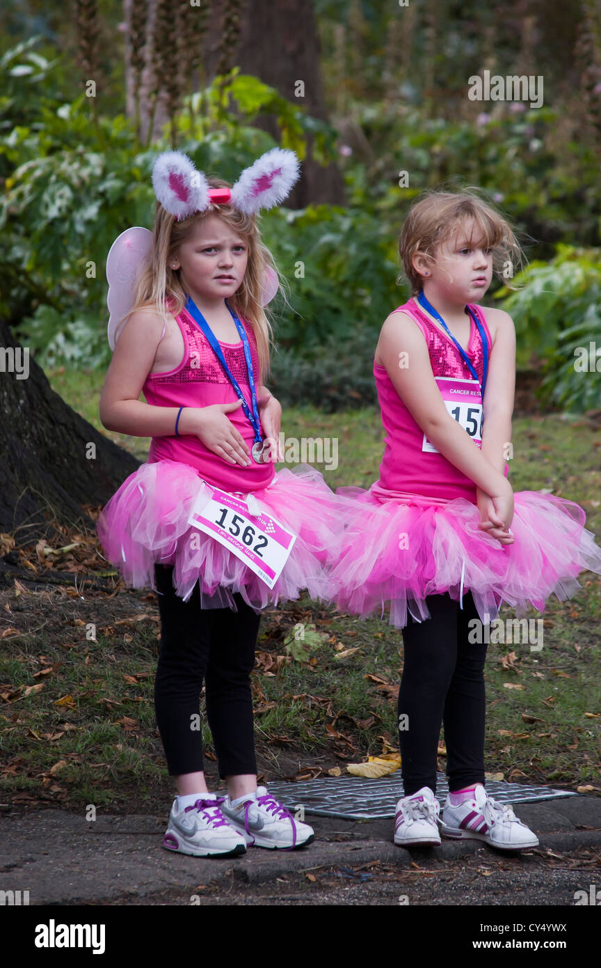 Deux jeunes filles habillés comme des danses de ballet Banque D'Images