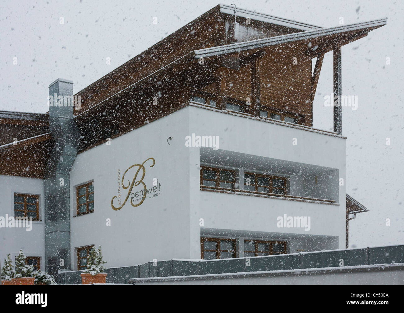 Le Bergwelt appartements pendant une tempête de neige d'été surprise à Sölden, Autriche. Banque D'Images