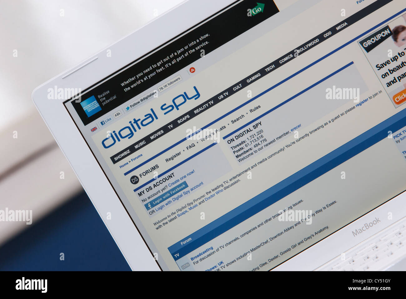 Une page web à partir du showbiz, divertissement et médias Nouvelles site Digital Spy est illustré le fait d'être vu sur un écran d'ordinateur portable Banque D'Images