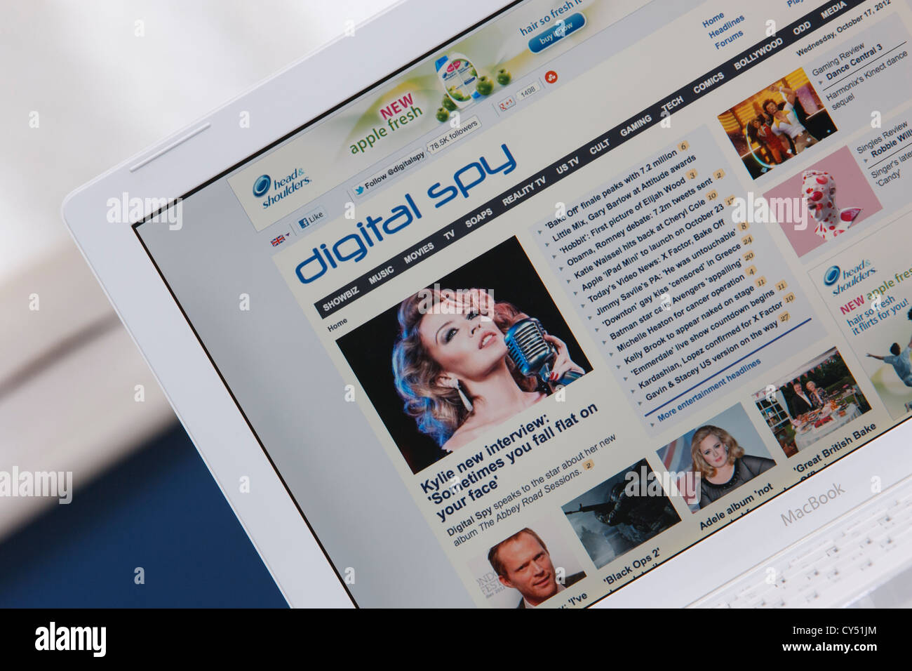 Une page web à partir du showbiz, divertissement et médias Nouvelles site Digital Spy est illustré le fait d'être vu sur un écran d'ordinateur portable Banque D'Images