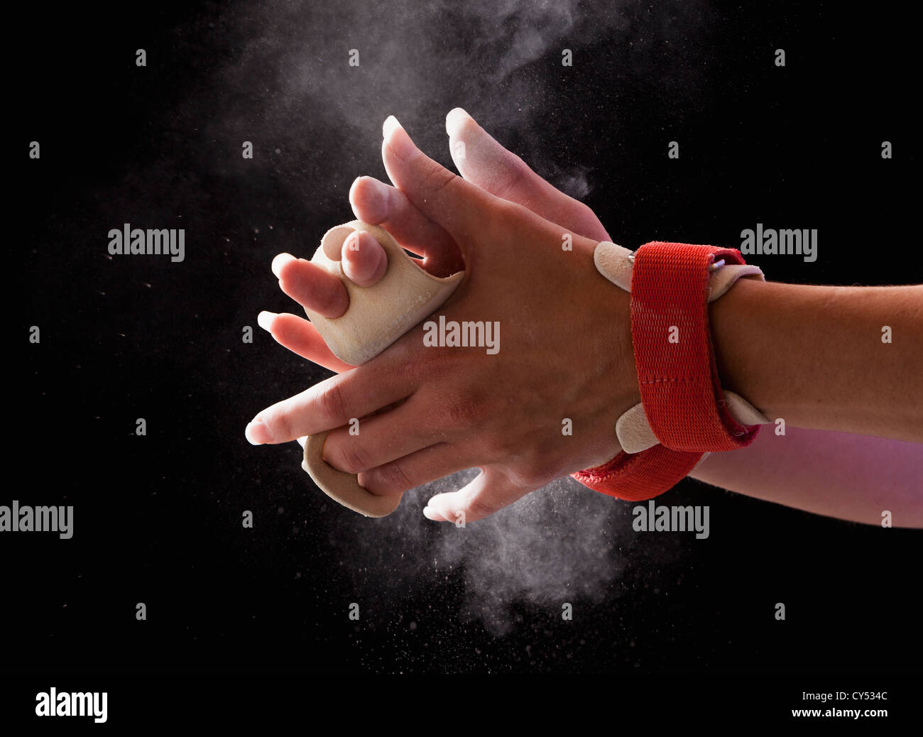 USA, Utah, Léhi, Close-up des mains du gymnaste à la craie flottant dans l'air autour d'eux Banque D'Images