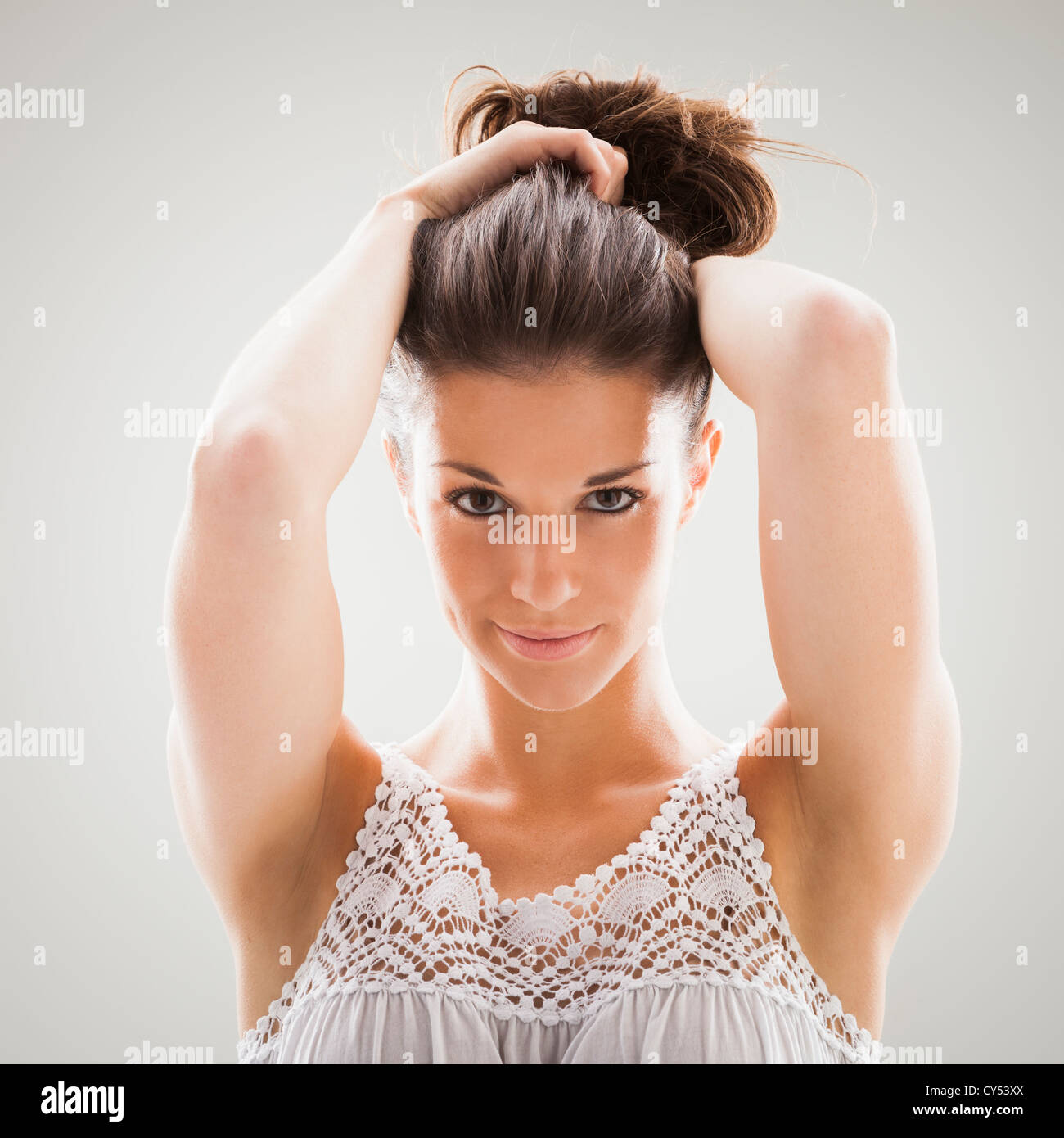 USA, Utah, Léhi, Beautiful woman holding up de cheveux pour l'appareil photo Banque D'Images