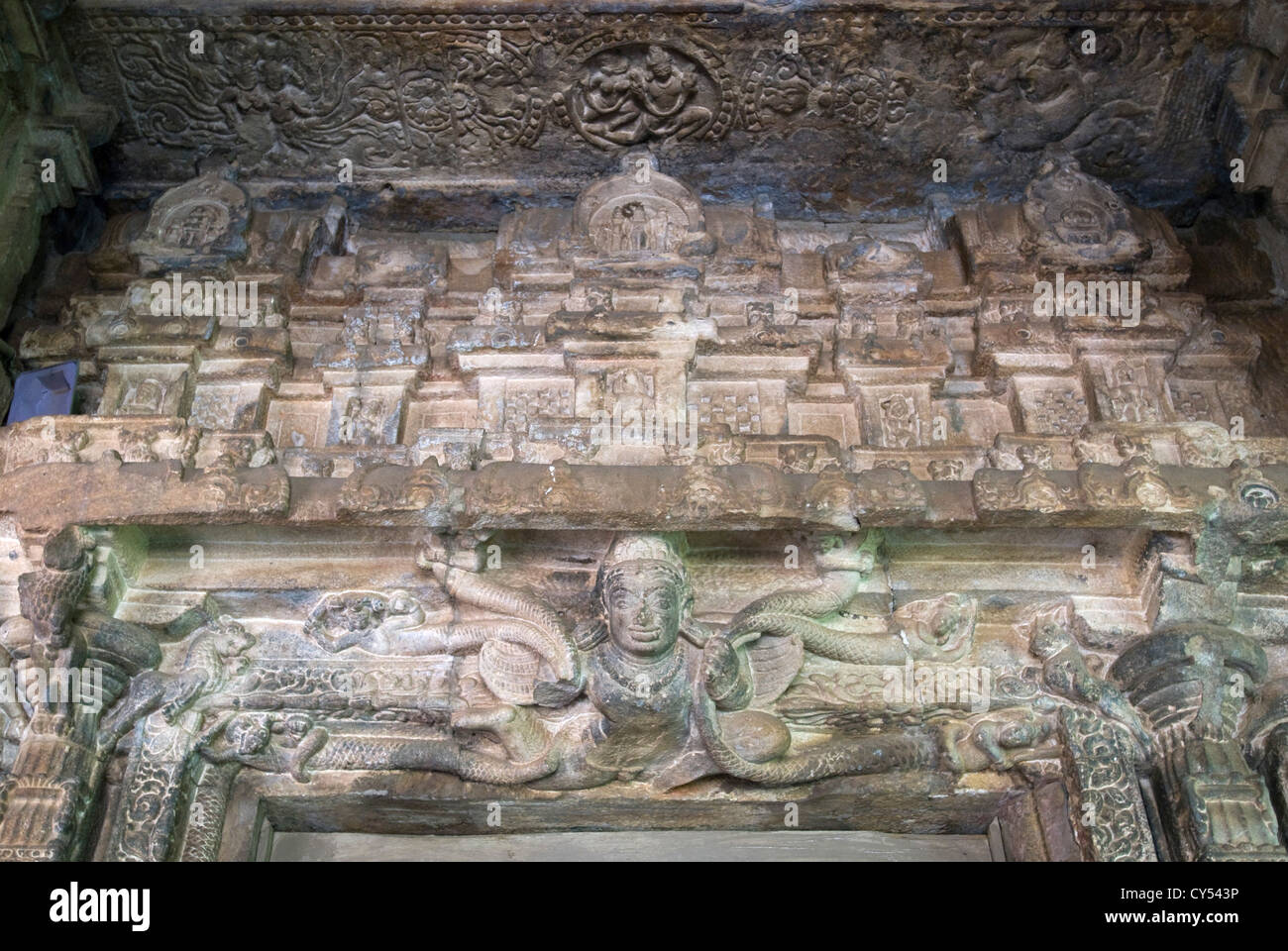 À l'intérieur du plafond d'entrée vue de temple de Durga(la forteresse temple) à Aihole, Karnataka, Inde Banque D'Images