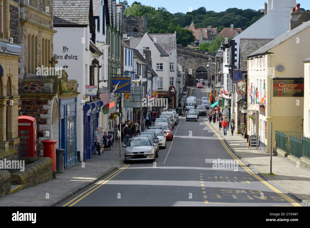 Pays de Galles Conwy centre-ville avec une partie de la ville wall road North Wales Clwyd lointain arch UK Banque D'Images