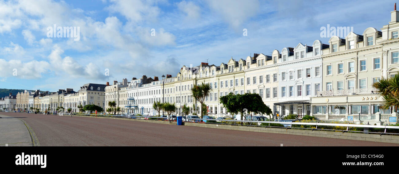 Une vision large de Llandudno Llandudno hôtels du front de mer et l'été tôt le matin Llandudno Conwy Clwyd North Wales UK Banque D'Images Une vision large de Llandudno Llandudno hôtels du front de mer et l'été tôt le matin Llandudno Conwy Clwyd North Wales UK Banque D'Images