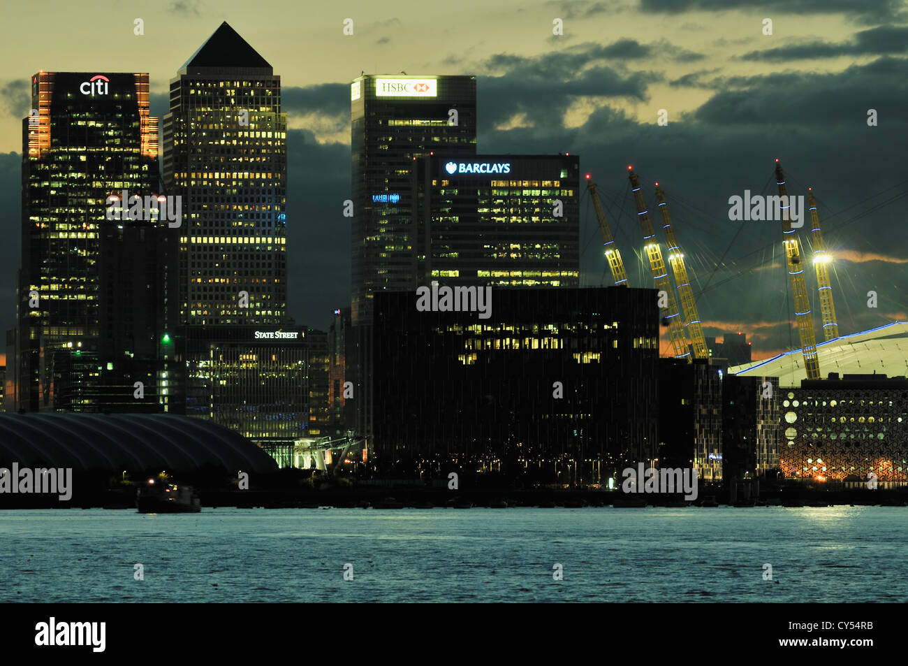 Canary Wharf et la O2 Arena au crépuscule, vue de Woolwich, sud-est de Londres, Royaume-Uni Banque D'Images