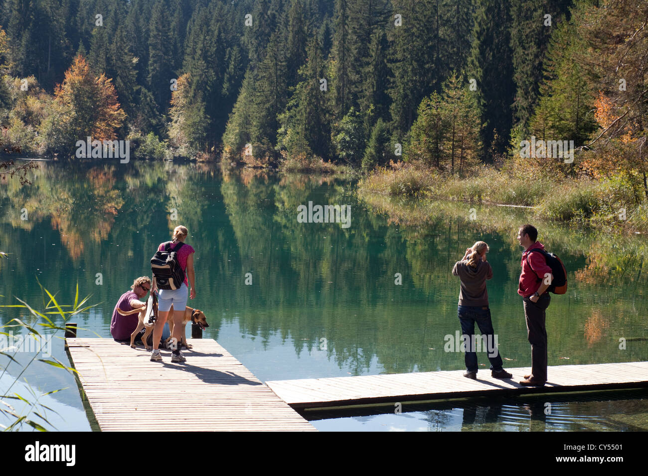 Les gens à profiter de la vue sur le lac - Crestasee Cresta, Grisons, Suisse Europe Banque D'Images