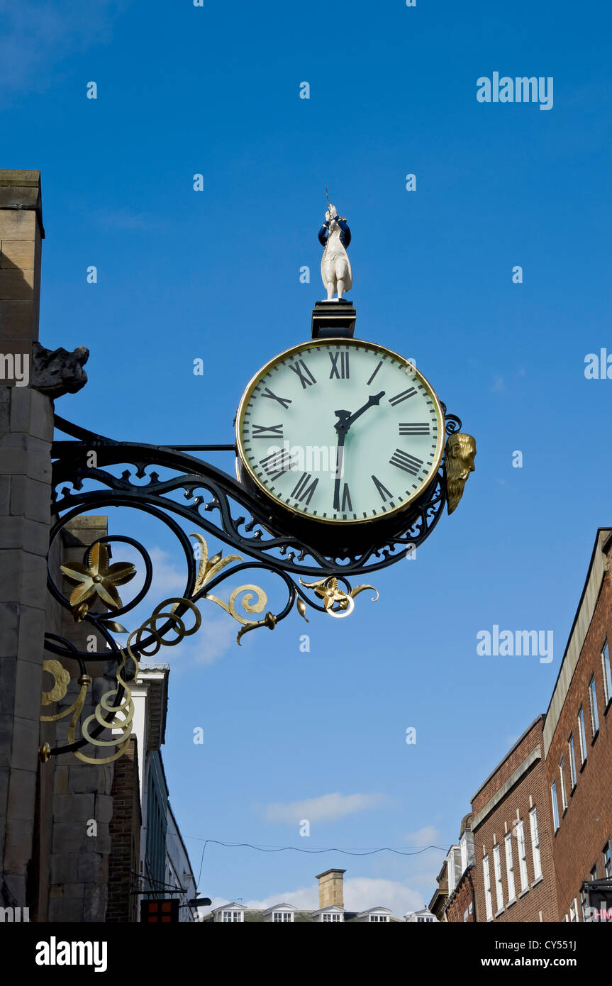 Gros plan sur l'horloge de l'église ornée de St Martin le Grand Coney Street York North Yorkshire Angleterre Royaume-Uni GB Grande-Bretagne Banque D'Images