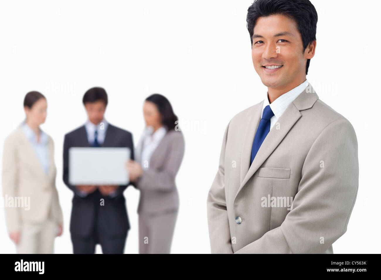 Avec des collègues d'affaires et un coffre derrière lui Banque D'Images