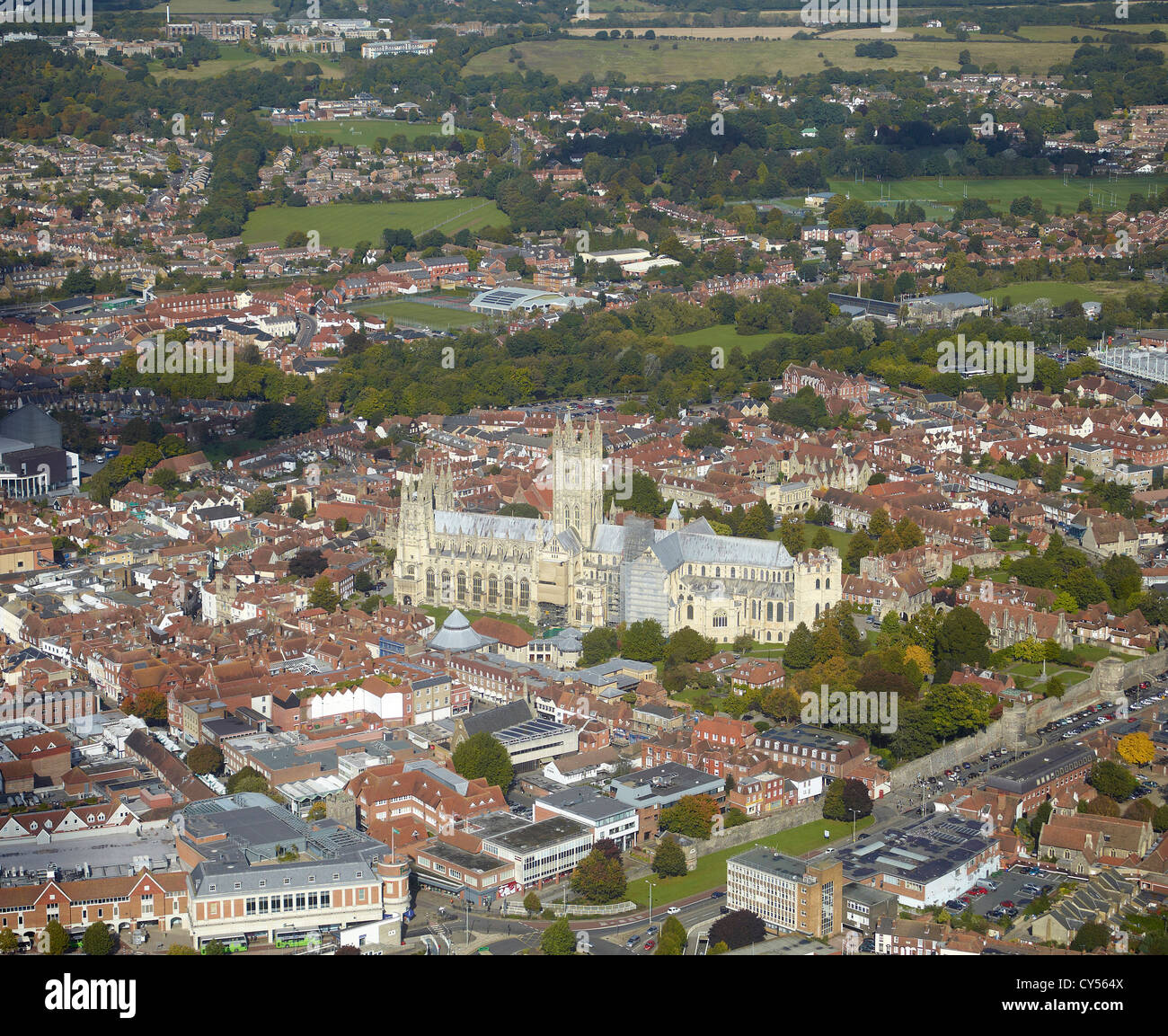 Le centre-ville de Canterbury et de la cathédrale, de l'air, Kent, Angleterre du Sud-Est Banque D'Images