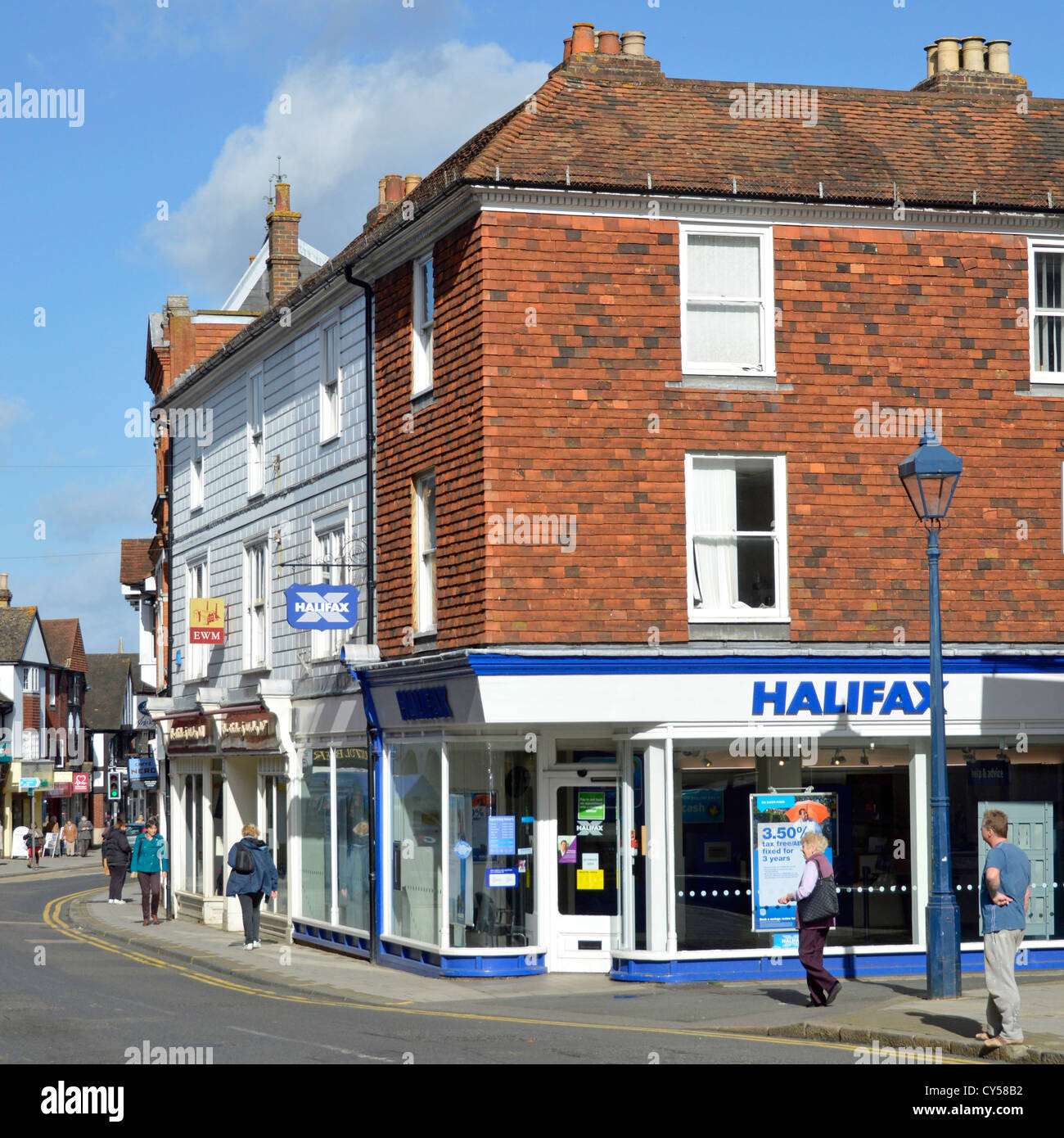 Sevenoaks High Street les gens dans la scène de rue à l'extérieur de la banque de Halifax succursale sur le site d'angle Kent Angleterre Royaume-Uni Banque D'Images
