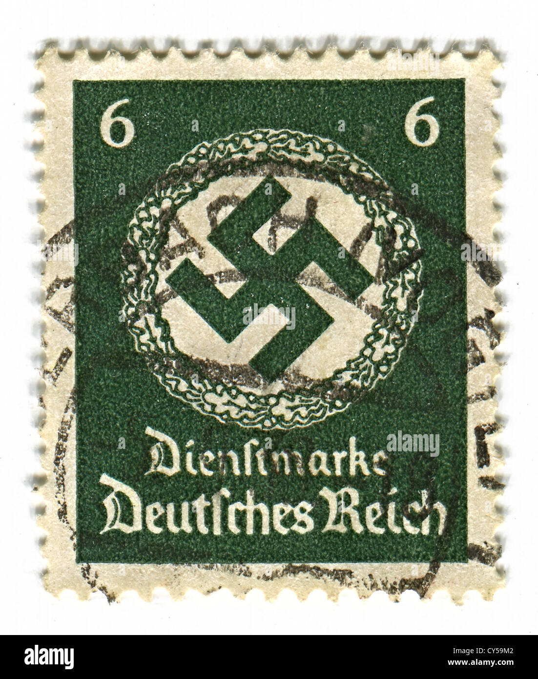 Allemagne - circa 1937 : timbre imprimé en Allemagne montre l'image de la croix gammée est une croix équilatérale. Banque D'Images