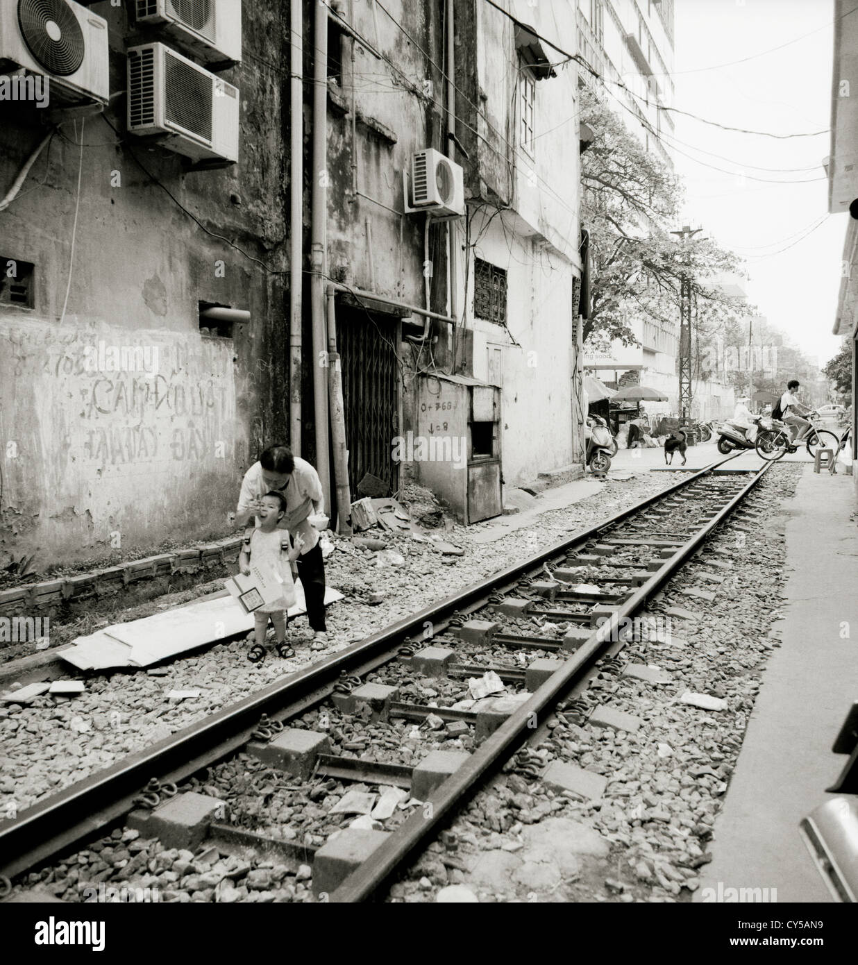 La vie à côté de la voie ferrée dans la vieille ville de Hanoï au Vietnam en Extrême-Orient asie du sud-est. l'assainissement des taudis de fer rail urbain lifestyle travel reportage de la pauvreté Banque D'Images