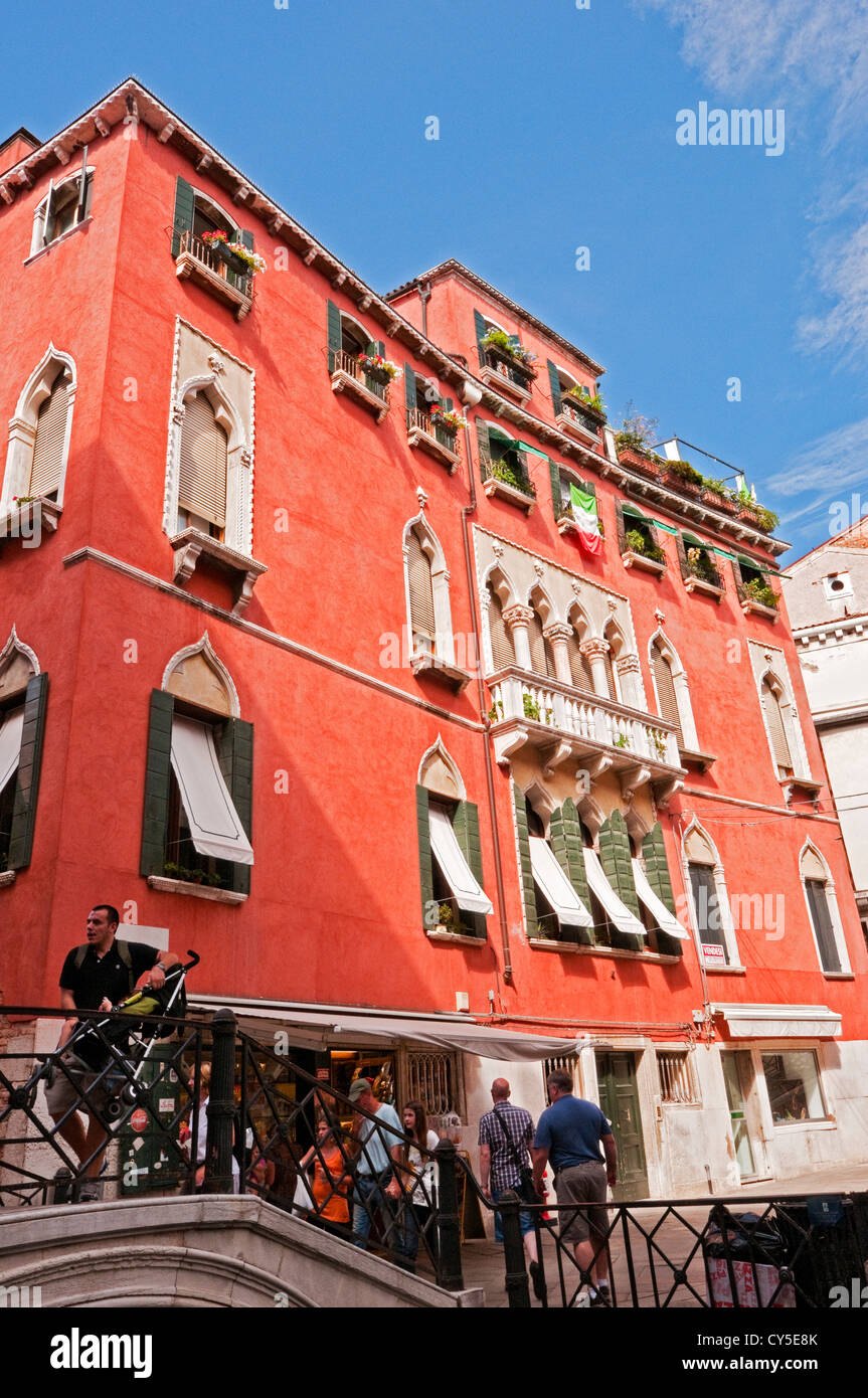 Bâtiment de couleur saumon, Venise, Italie Banque D'Images