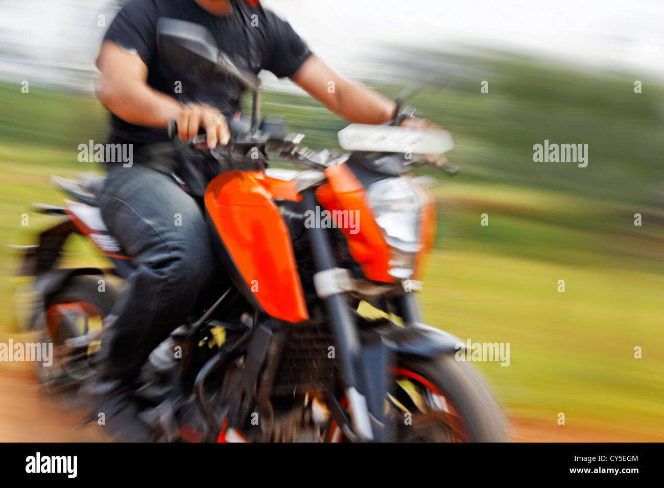 Capture d'image stéréo générique orange vitesse moto avec boiseries rider. t location Pachmarhi, Madya Predesh Inde Banque D'Images