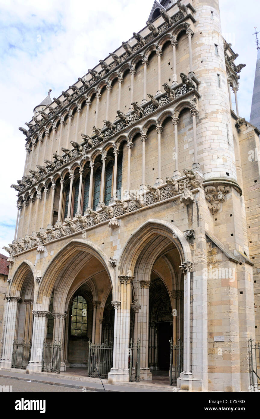 Les gargouilles sur la façade de la cathédrale Notre Dame à Dijon, Côte-d'Or, Bourgogne, France Banque D'Images