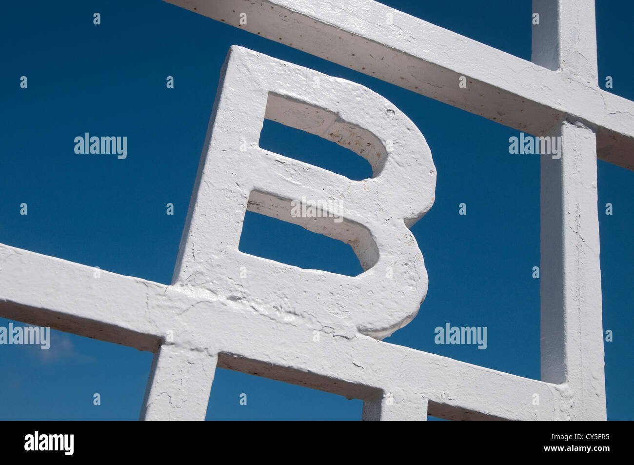 Lettre b sur la porte en métal peint blanc Banque D'Images