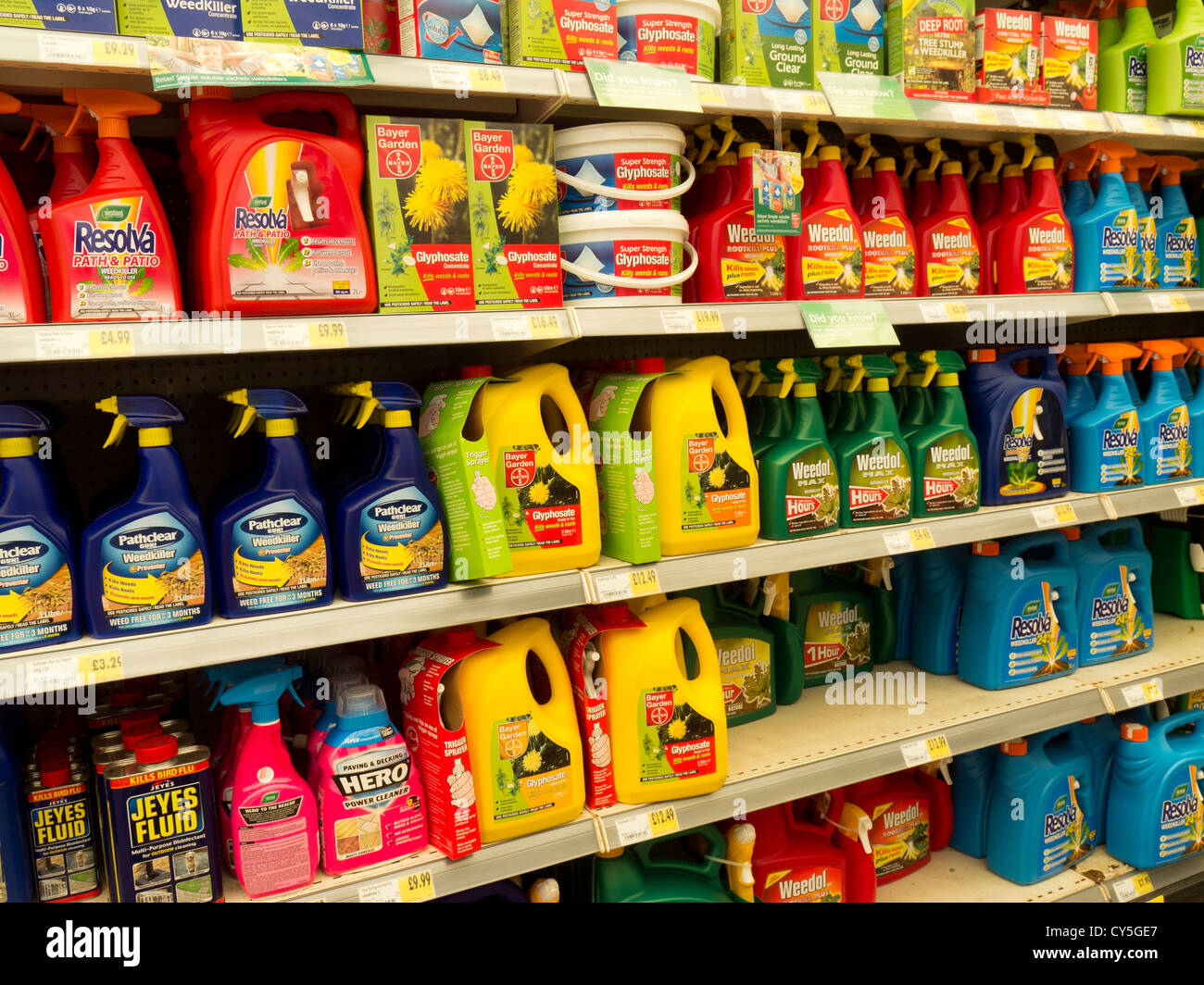 Le contrôle des mauvaises herbes de désherbants produits à un centre de jardin. Banque D'Images