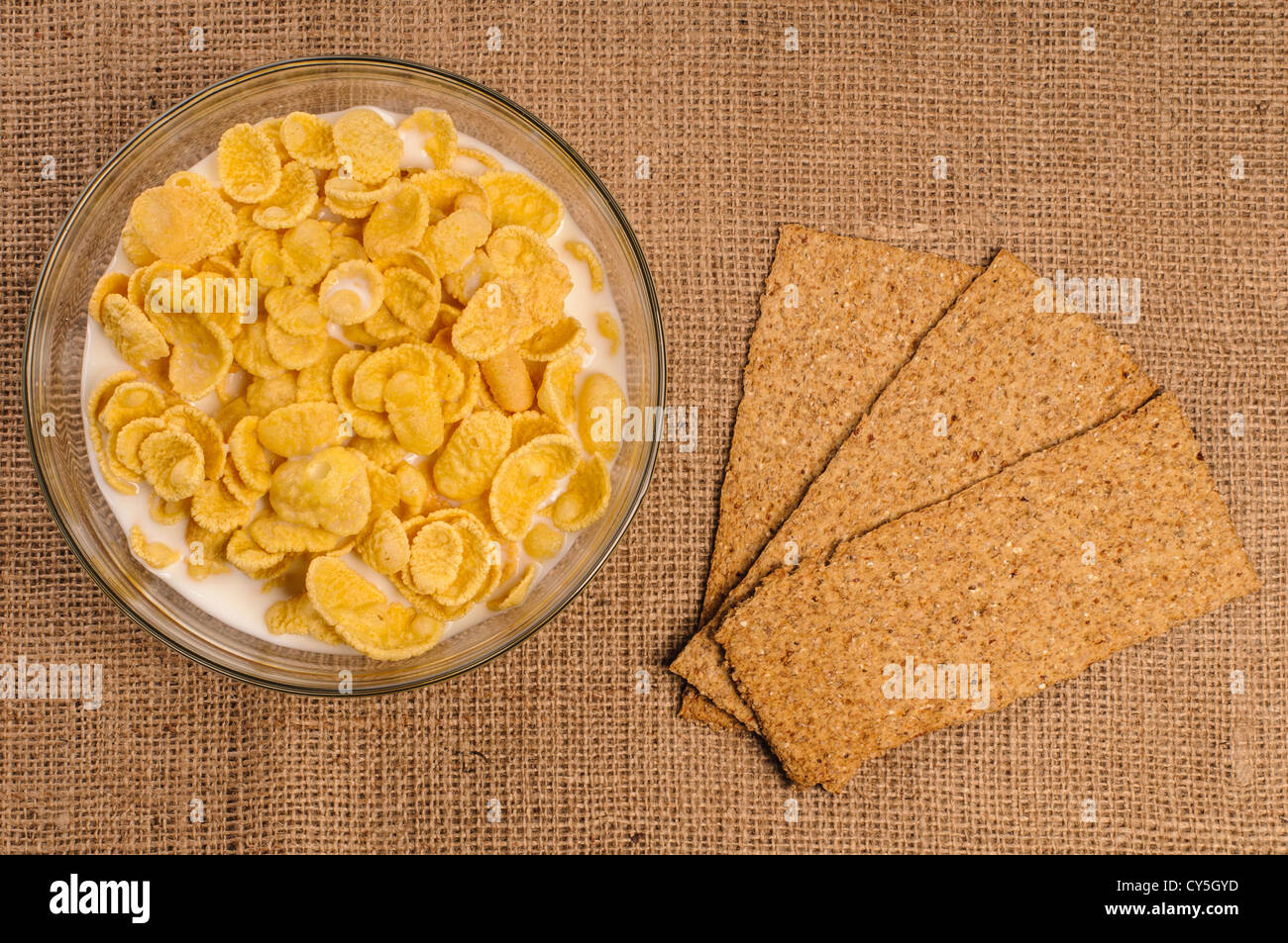 Bol de céréales avec du lait et crispbreads sur fond sac Banque D'Images