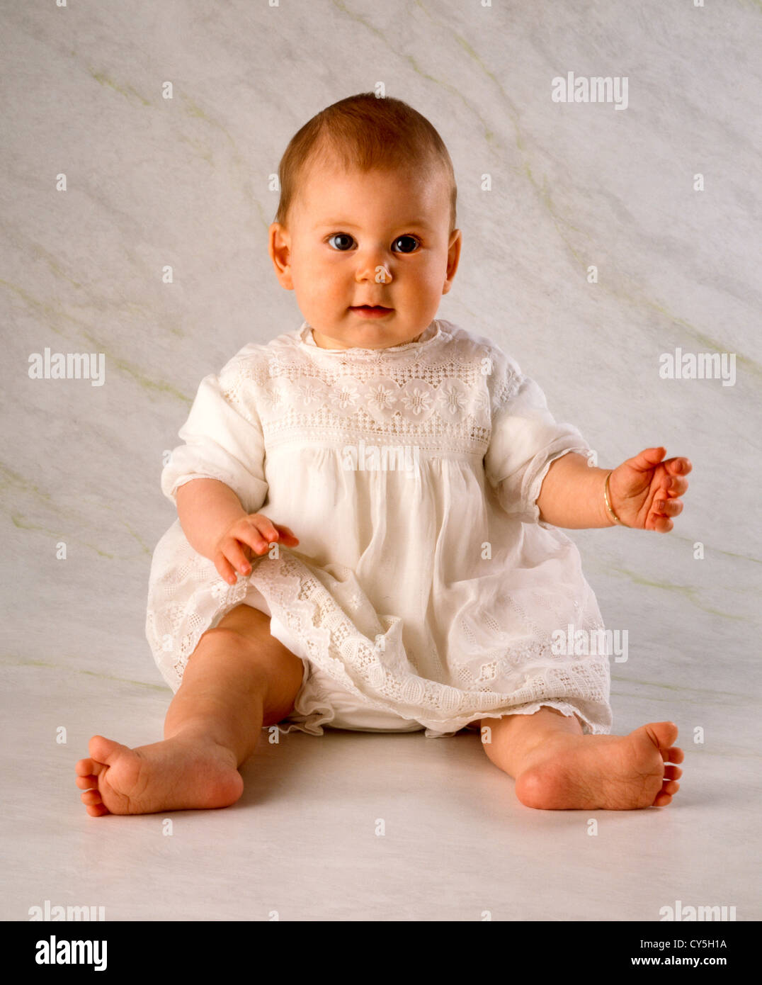 Bébé fille 6 MOIS Photo Stock - Alamy