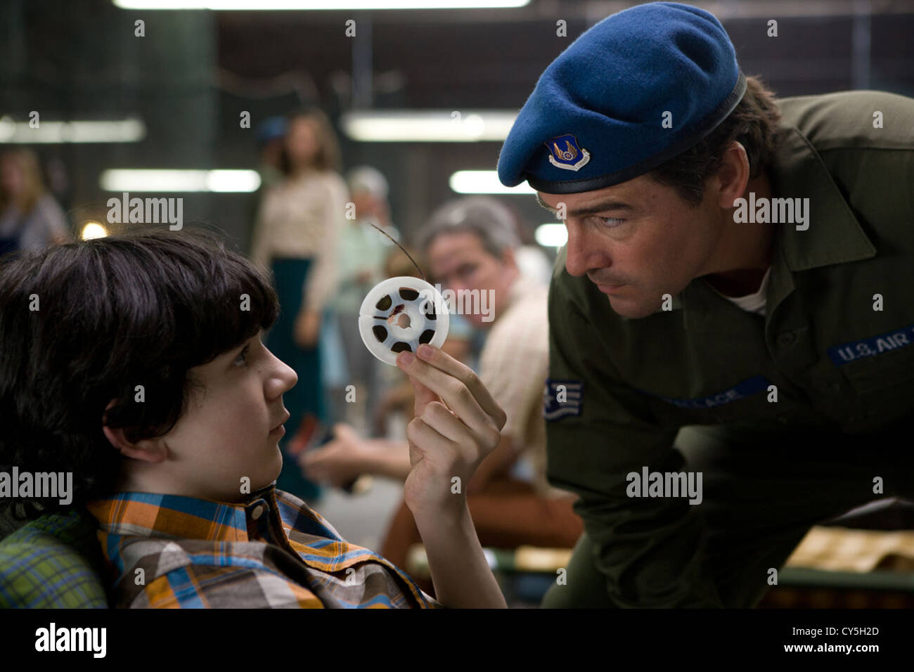 SUPER 8 (2011), KYLE CHANDLER, SACH MILLS J.J. ABRAMS (DIR) 005 COLLECTION MOVIESTORE LTD Banque D'Images